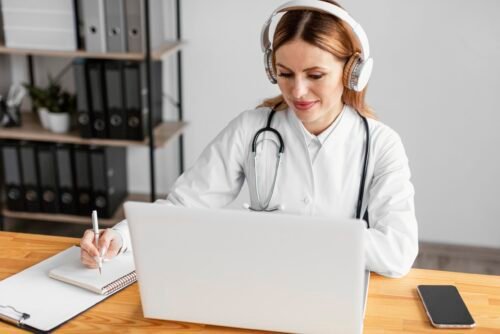 medium-shot-doctor-with-headphones medium-shot-doctor-with-headphones